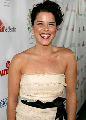1251218947_neve_campbell_290x402