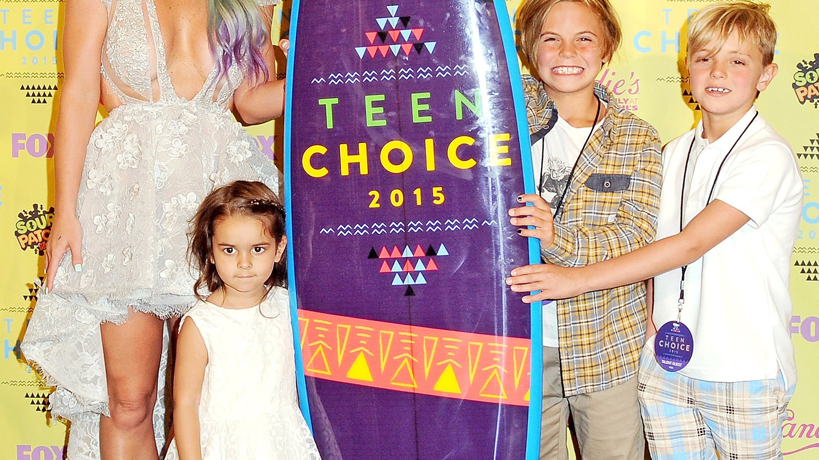 Britney Spears poses with her kids at the Teen Choice Awards 2015