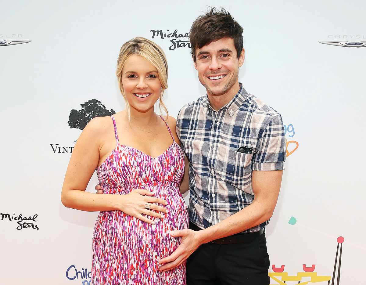 ali-fedotowsky-on-how-she-told-kevin-manno-about-second-pregnancy