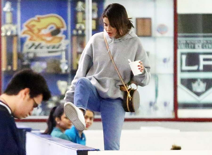 Selena Gomez Justin Bieber church service hockey game