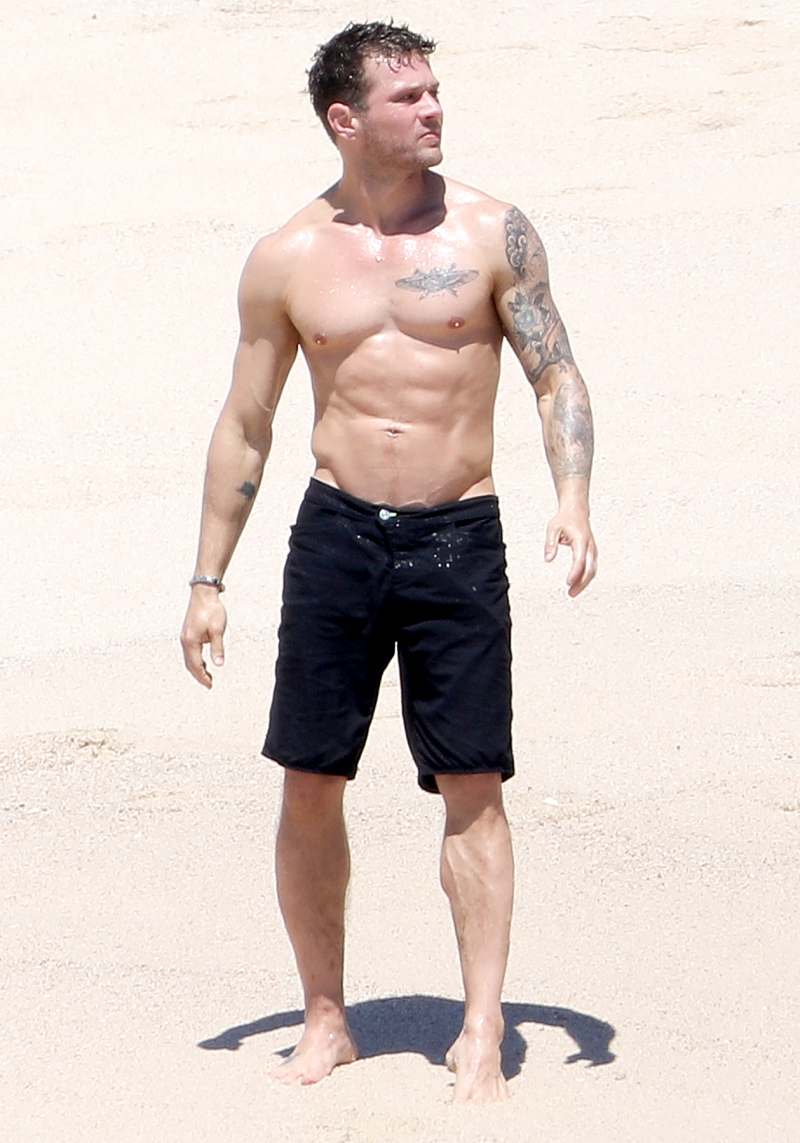 Ryan Phillippe Shows Off Abs While Going Shirtless In Mexico