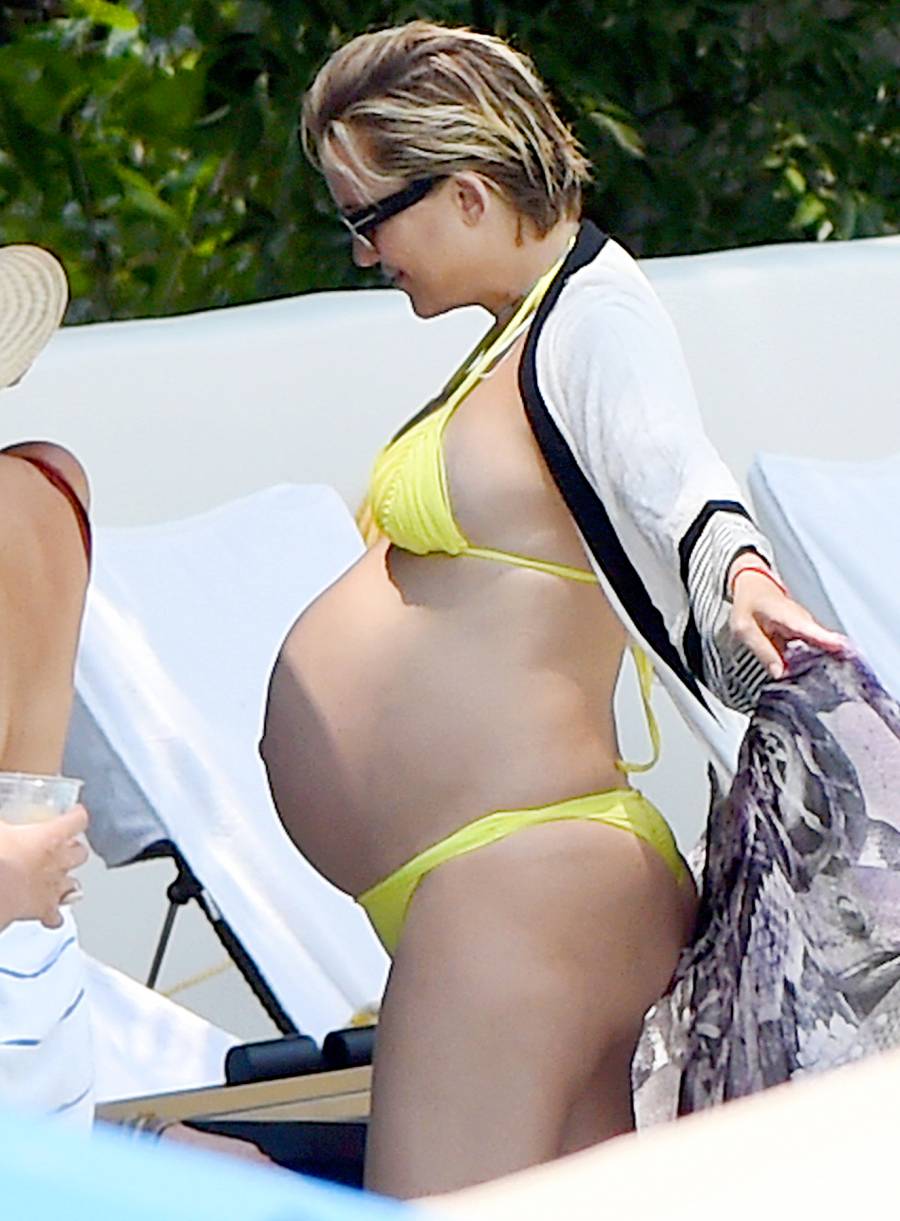 kate-hudson-pregnant-bikini