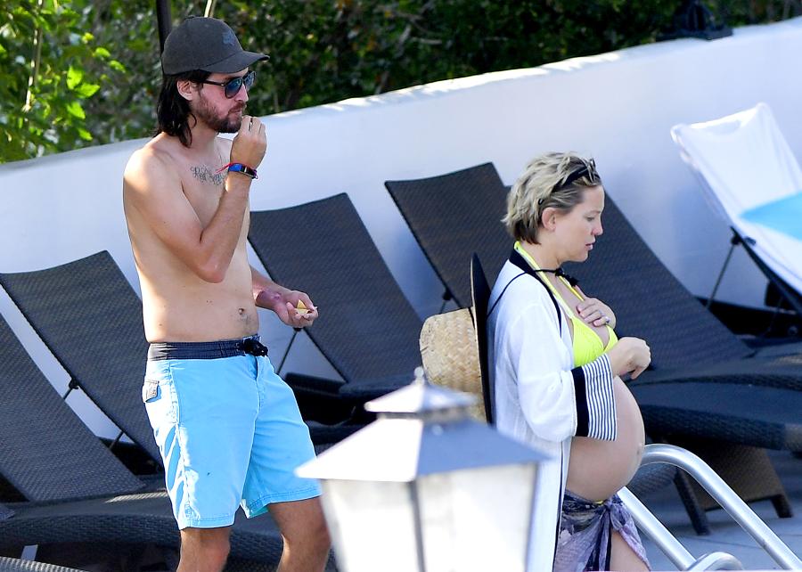 kate-hudson-pregnant-bikini