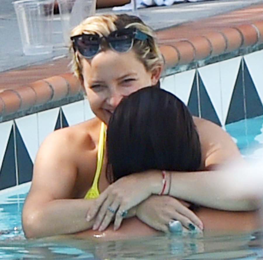 kate-hudson-pregnant-bikini