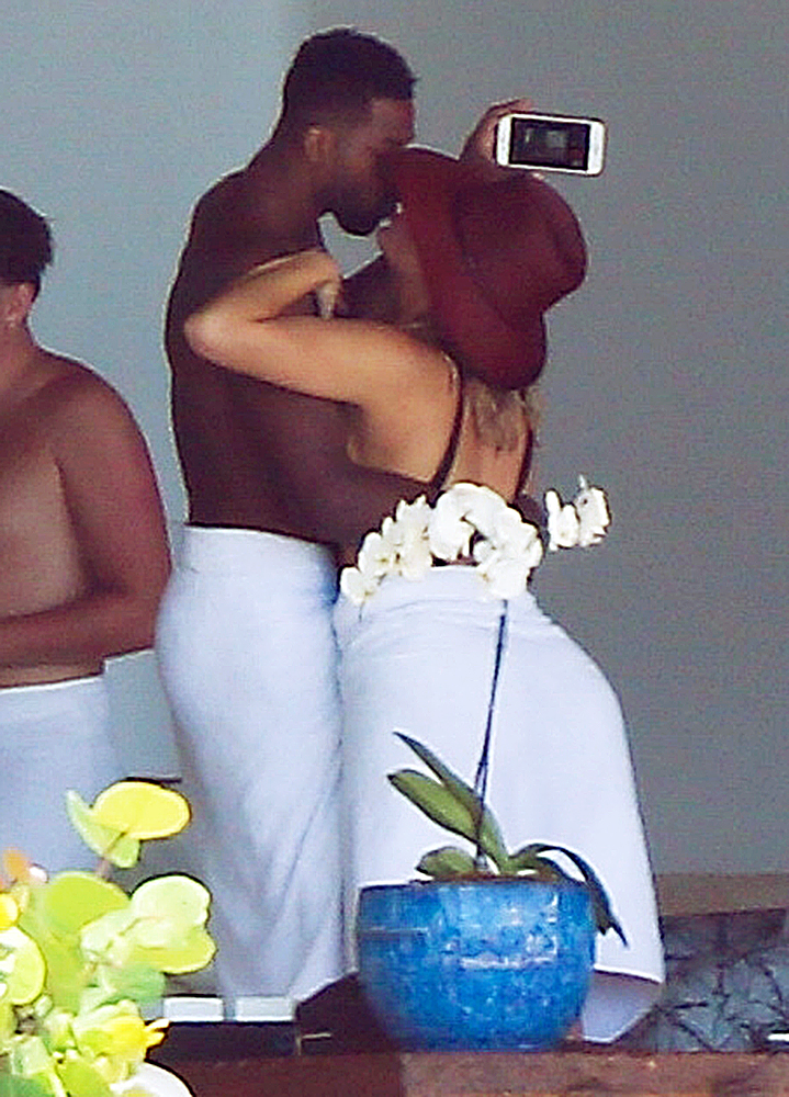 Khloe Kardashian Tristan Thompson Mexico Vacation Kissing Selfie
