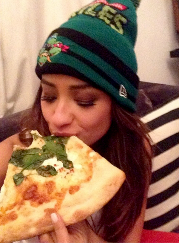 Shay-Mitchell-and-Pizza