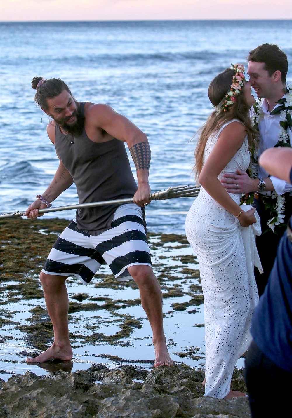 Jason-Momoa-photobomb-wedding-couple