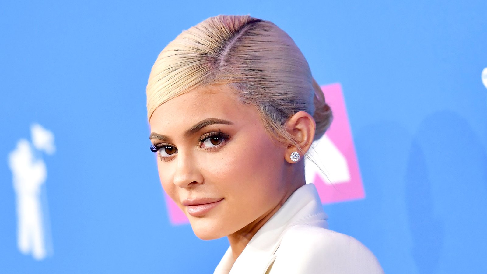 Kylie-Jenner-makeup-artist-diamond-ring