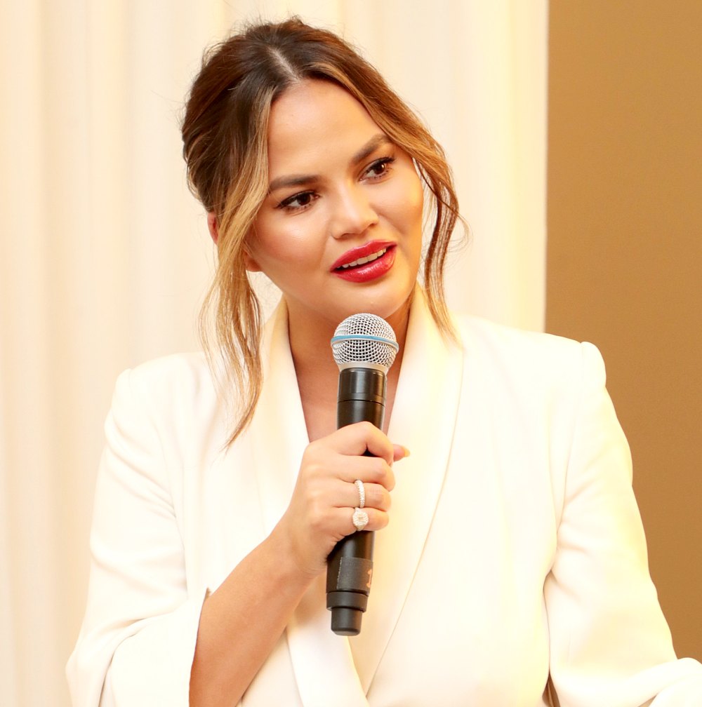 Chrissy-Teigen-Claps-Back-at-Troll