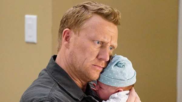Kevin McKidd Holding Baby Grey's Anatomy Season 16 Premiere