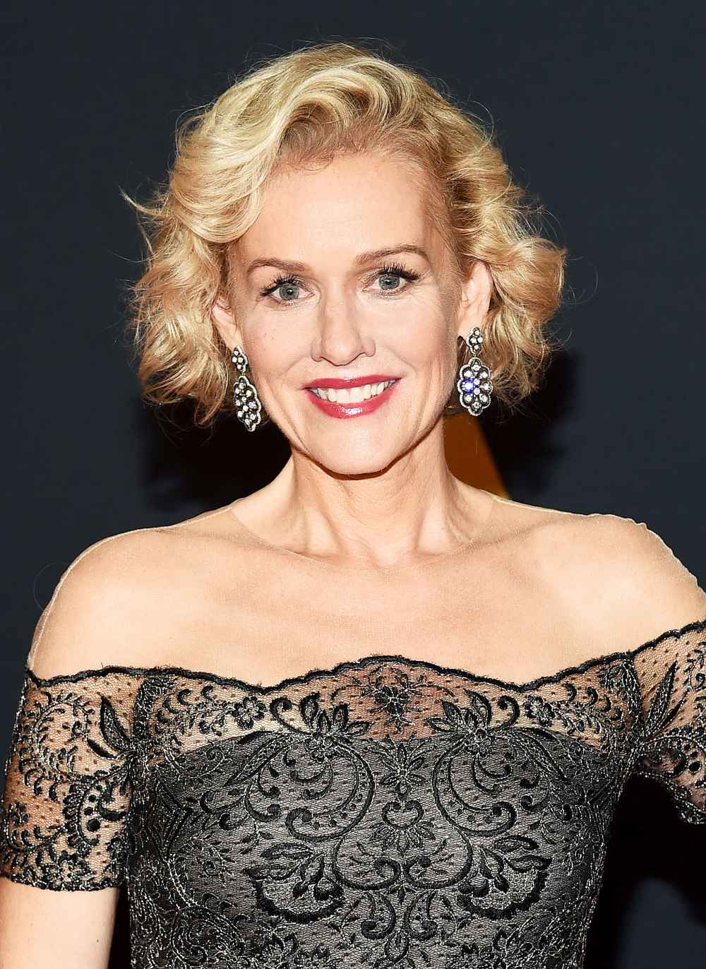 Penelope Ann Miller - What's In My Bag?