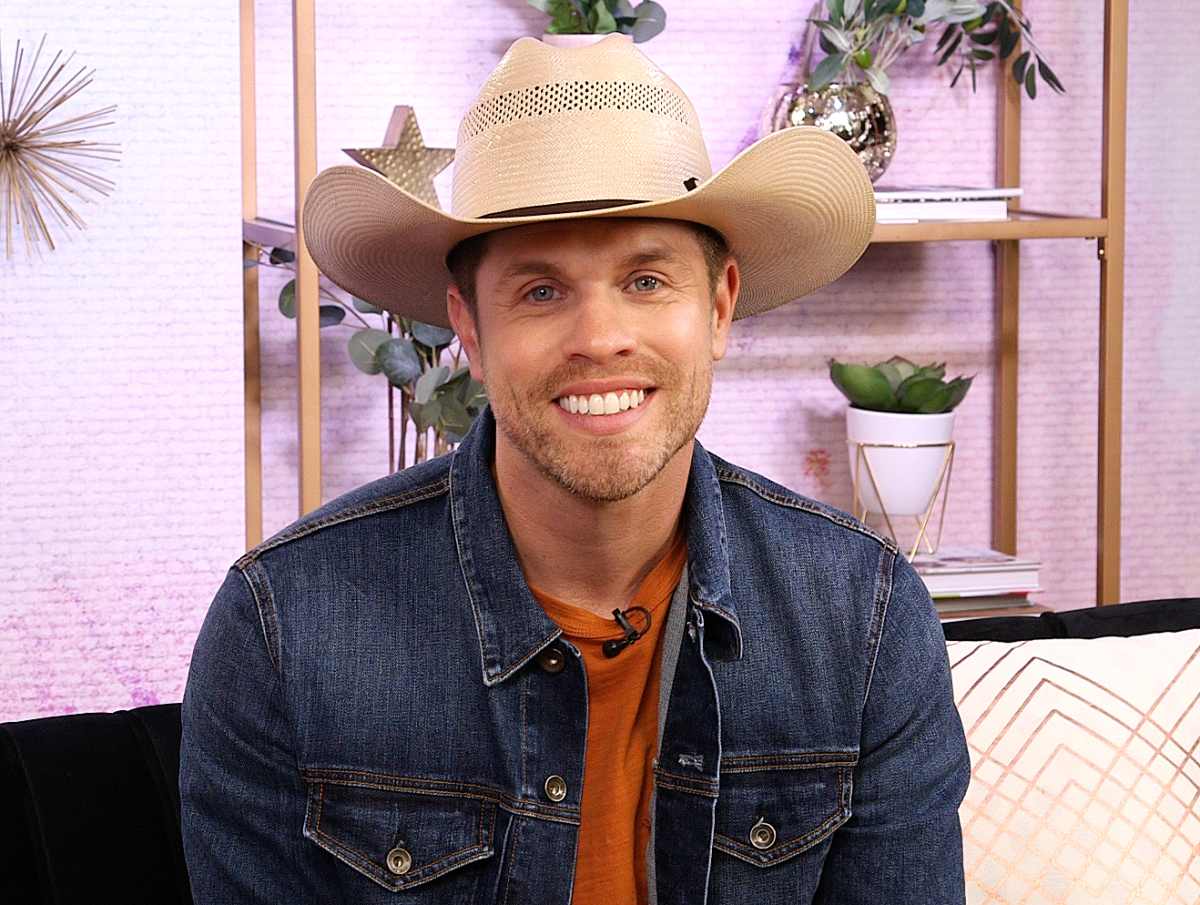 Dustin Lynch Reveals How He Slid Into GF Kelli Seymour’s DMs