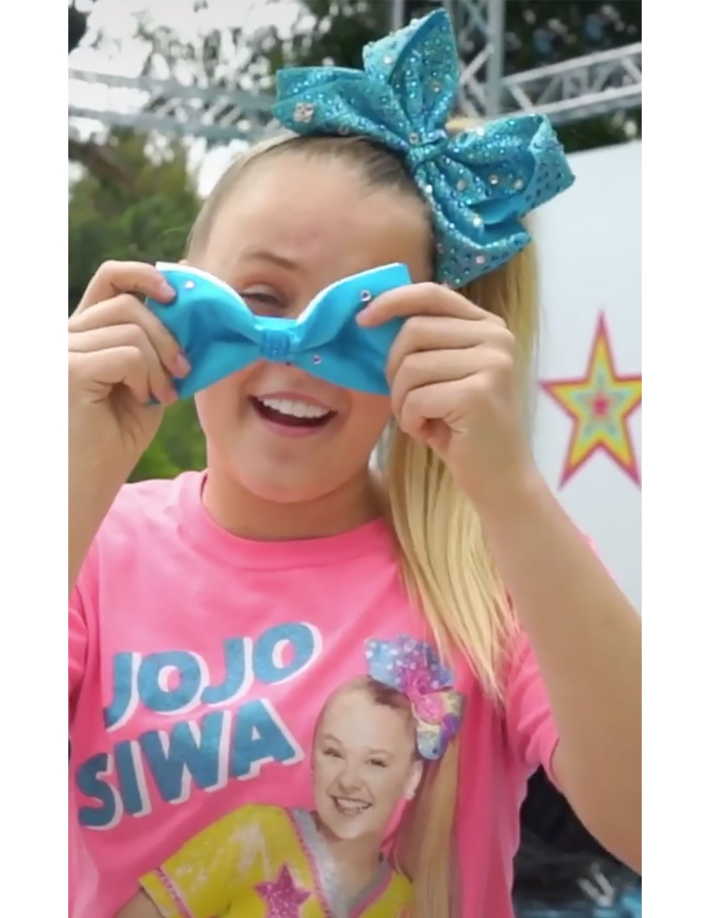 Watch JoJo Siwa Create a JoJo Bow at Home ... in Seconds