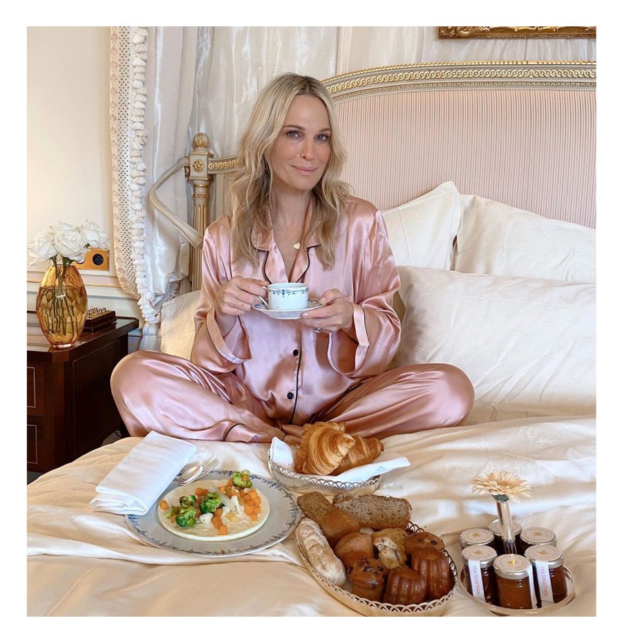Molly Sims Stars Eating in Bed