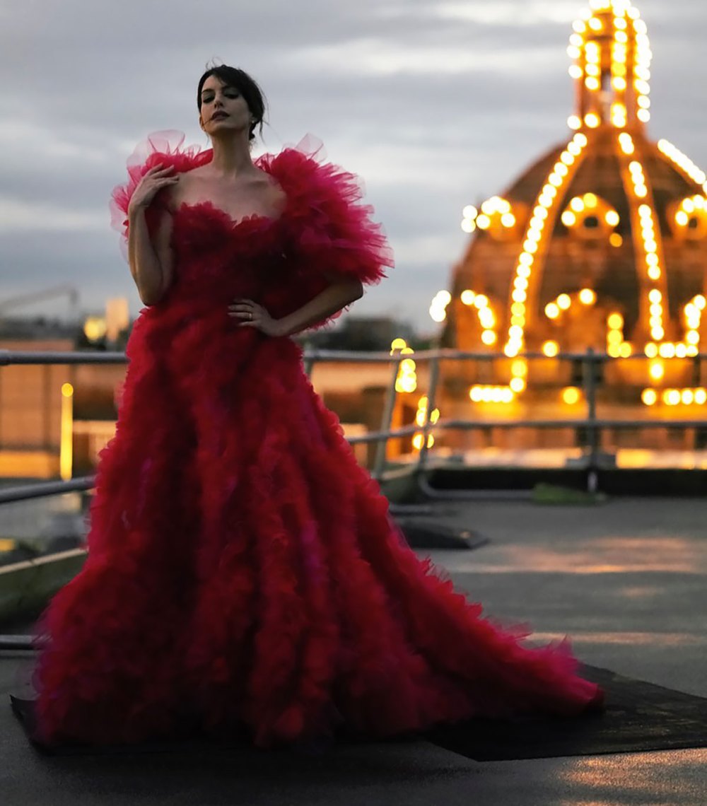 Anne Hathway Doesn't Need a Red Carpet to Dress Up For 'The Witches' Premiere