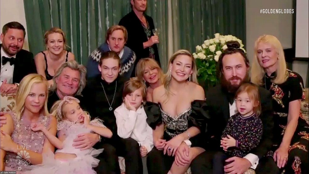 Kate Hudson Gathers Her Entire Family For Adorable 2021 Golden Globes Watch Party