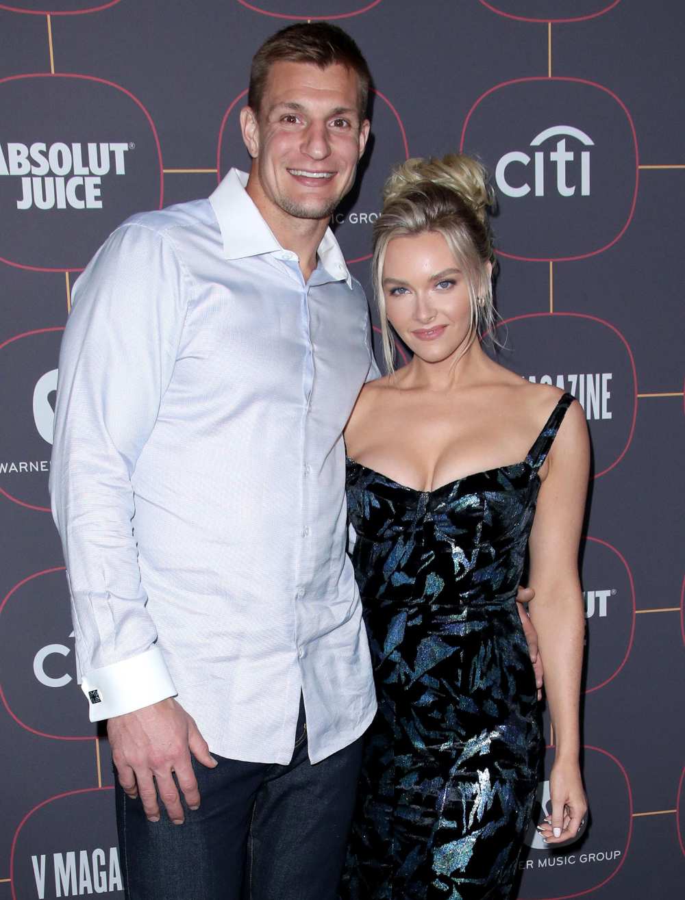 Rob Gronkowski Celebrates Super Bowl Win With Kiss From Girlfriend Camille Kostek