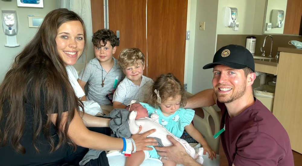 Counting On’s Jessa Duggar’s 3 Children Meet Newborn Sister Fern: Video