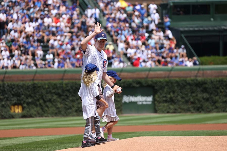 Jason Sudeikis Throws 1st Pitch Cubs Game With Help From His Kids Pics