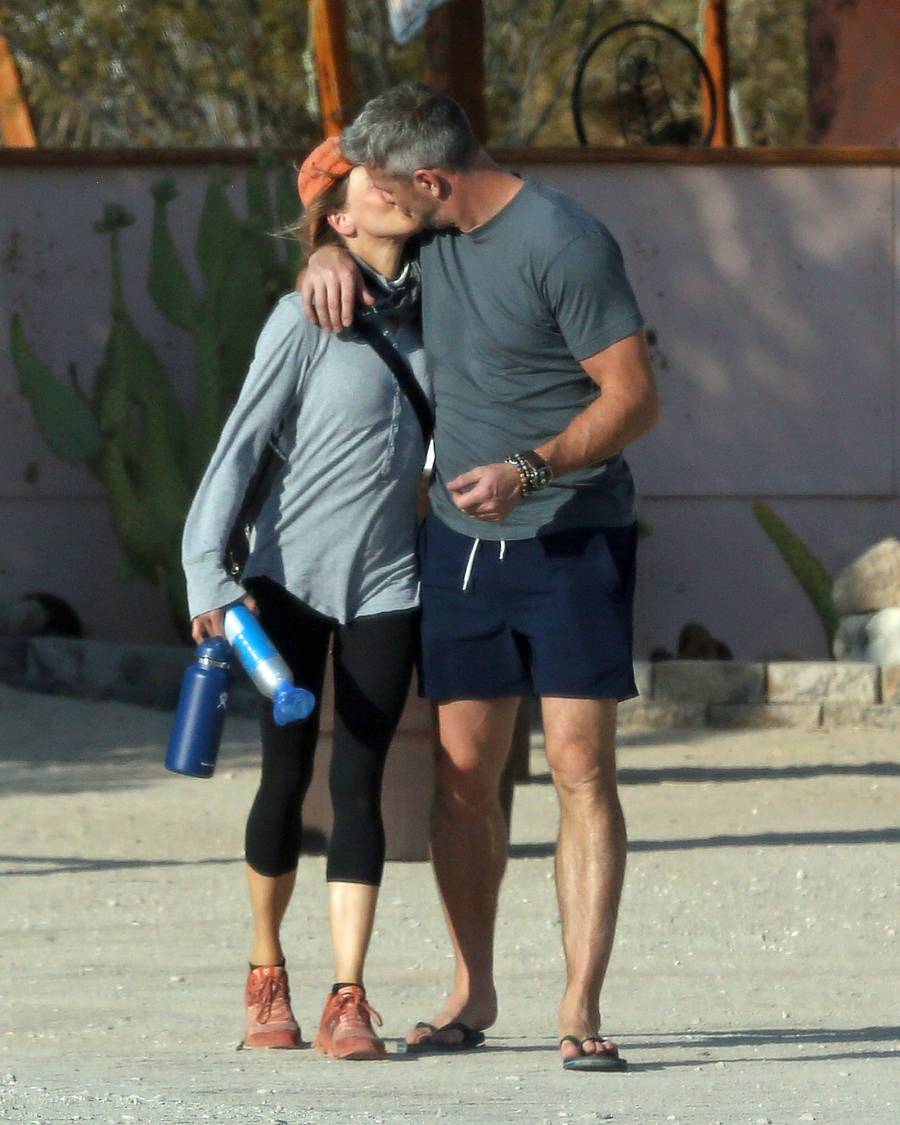 Renee Zellweger and Ant Anstead Kiss and Cozy Up While Running Errands: Photos