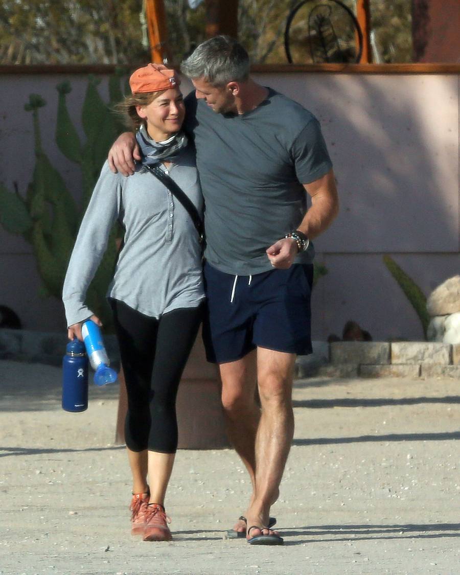 Renee Zellweger and Ant Anstead Kiss and Cozy Up While Running Errands: Photos