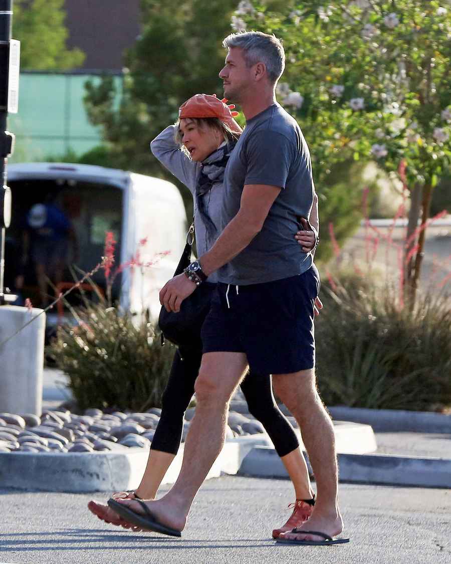 Renee Zellweger and Ant Anstead Kiss and Cozy Up While Running Errands: Photos