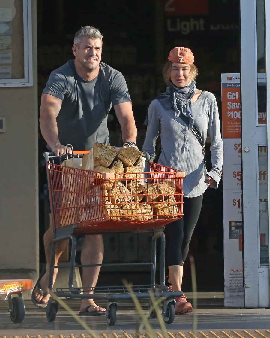 Renee Zellweger and Ant Anstead Kiss and Cozy Up While Running Errands: Photos