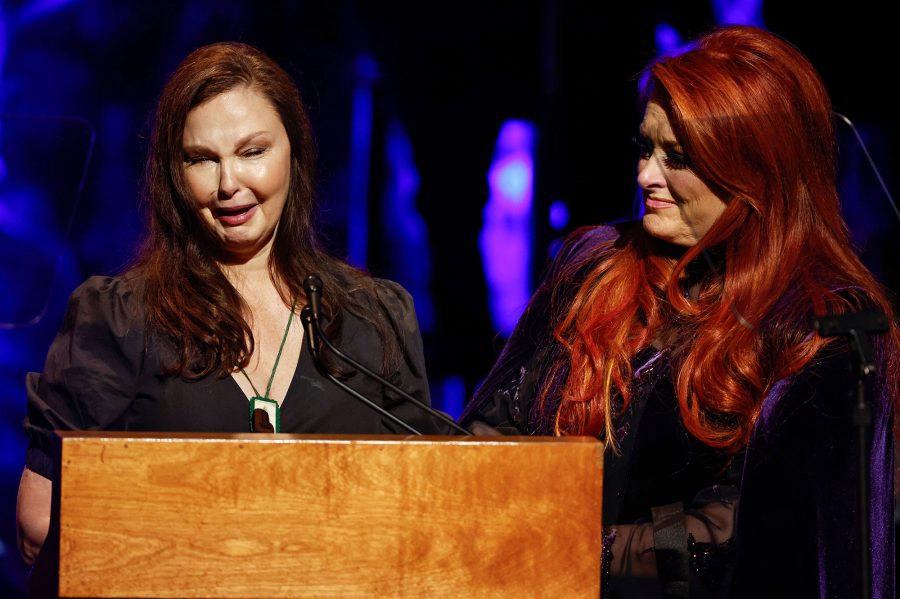 Ashley Judd and Wynonna Judd Tearfully Honor Late Mom Naomi Judd at Country Hall of Fame Induction 1 Day After Her Death 3