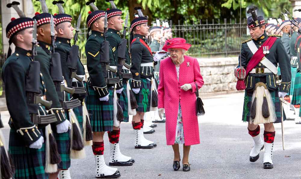 Queen Elizabeth II Reportedly Skips Traditional Balmoral Castle Welcome Amid Continued Mobility Issues 2