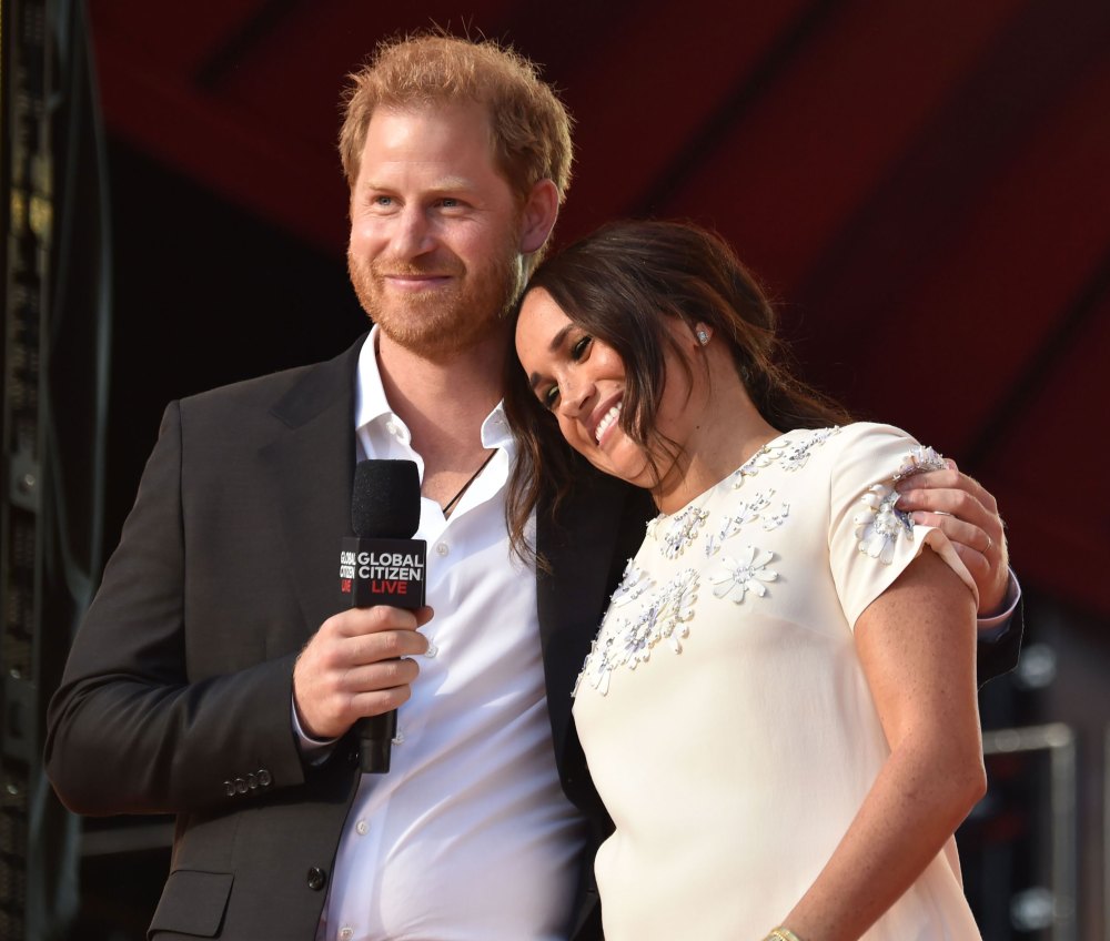 Royal Family Might ‘Make Some Form of Reconciliation’ With Prince Harry, Meghan Markle Before Coronation: It’ll Be ‘Temporary’ hugging