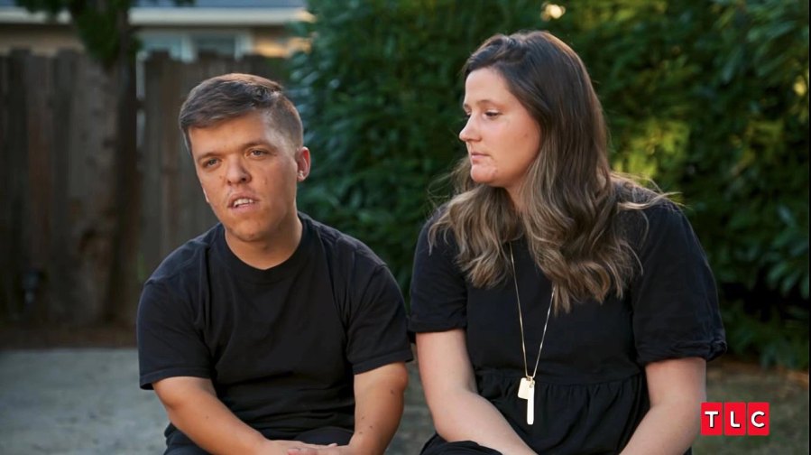 Little People, Big World Stars Zach and Tori Roloff’s Relationship Timeline - 023