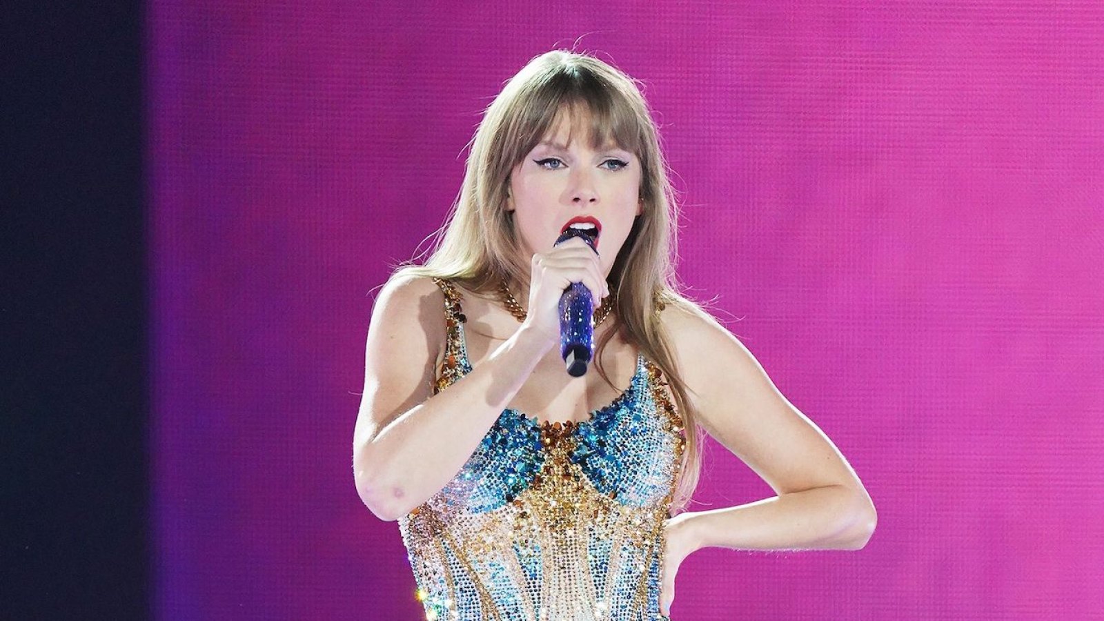 Taylor Swift Suffers Wardrobe Malfunction on Stage