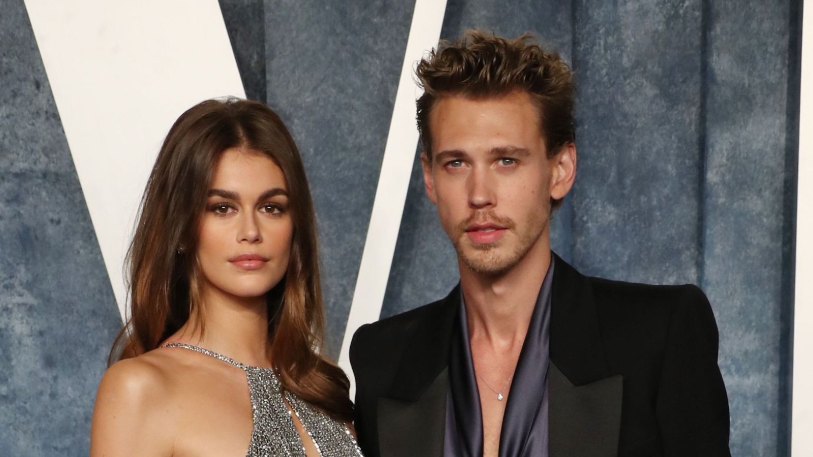 Kaia Gerber and Austin Butler Hold Hands in Paris-Photo