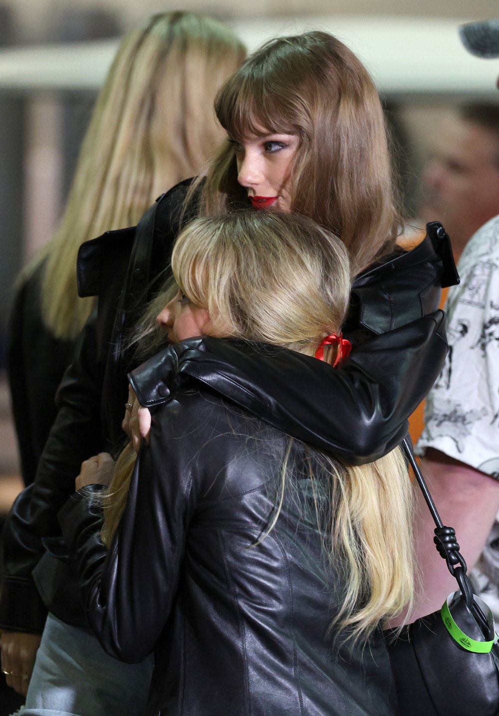 Taylor Swift hugs Sabrina Carpenter