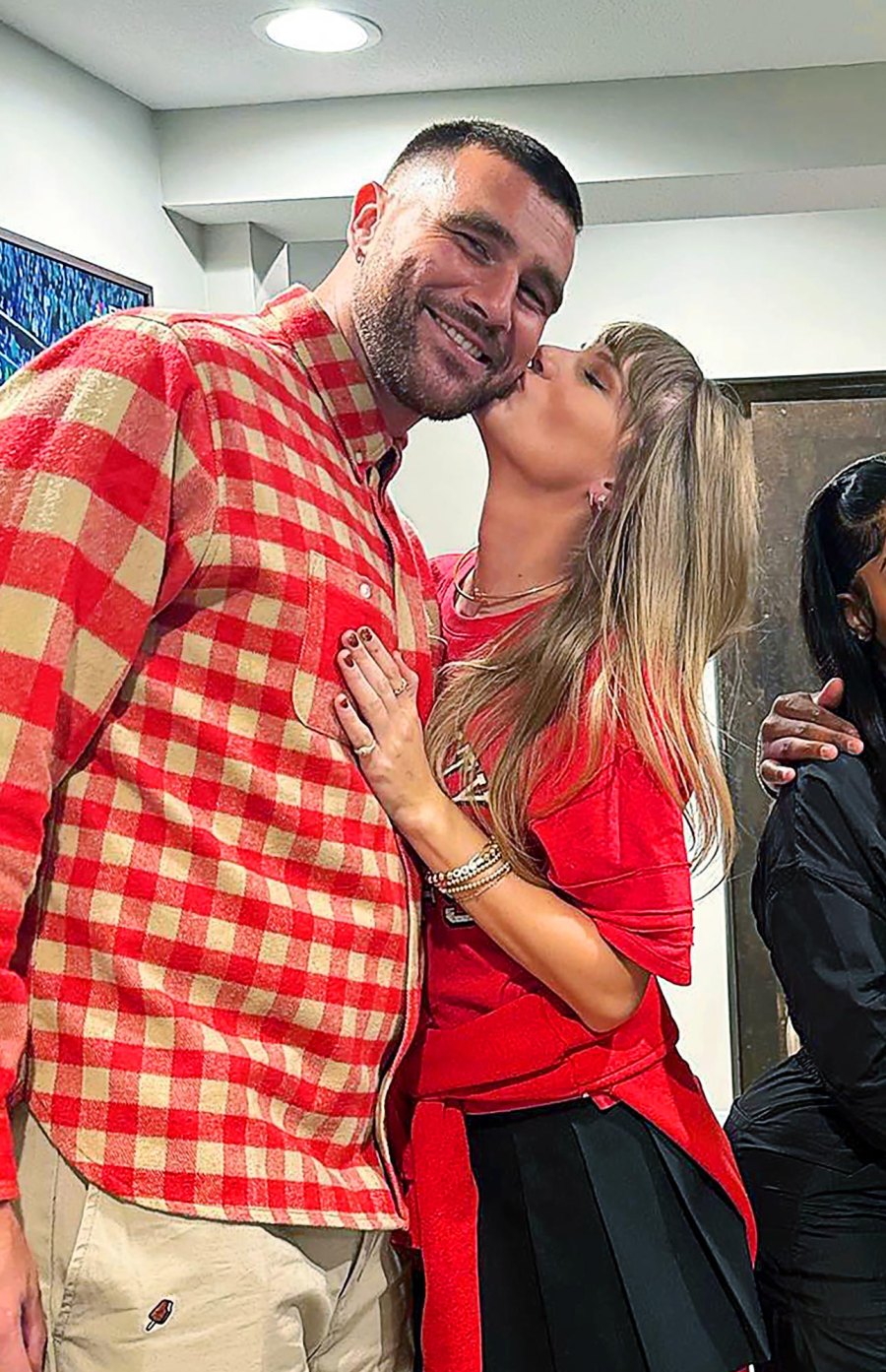 Taylor Swift Kisses Travis Kelce on the Cheek in New Photos From Chiefs Celebration 299