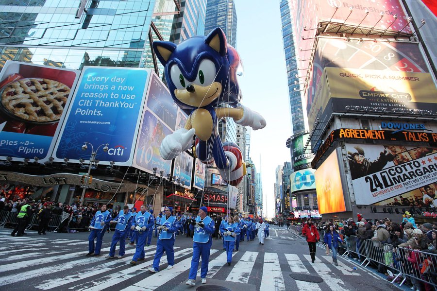 Biggest Macy s Thanksgiving Day Parade Mishaps From Runaway Balloons to Audience Injuries 332