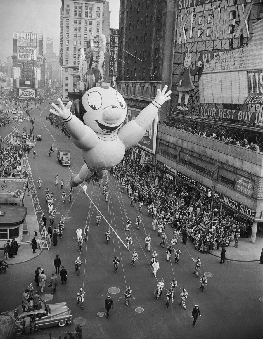 Biggest Macy s Thanksgiving Day Parade Mishaps From Runaway Balloons to Audience Injuries 337