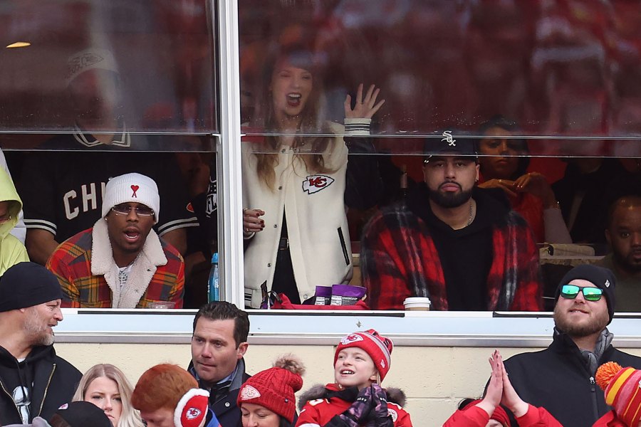 Taylor Swift waves at December 31 Chiefs game