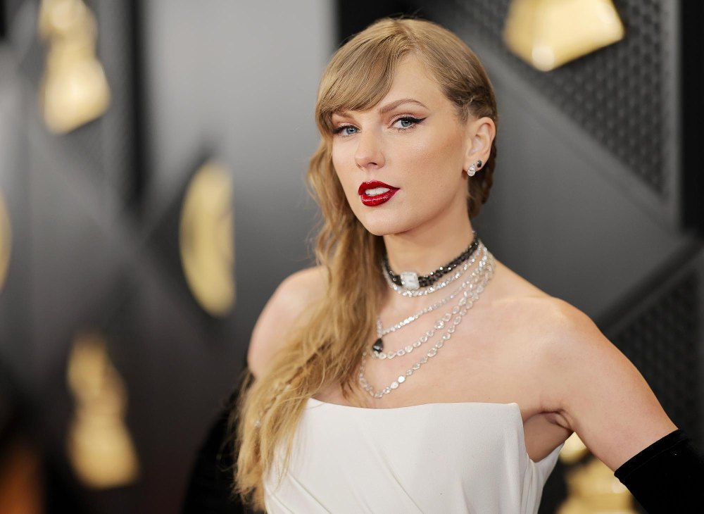 Trevor Noah Jokes the Grammys Will Get Revenge on NFL Fans Upset With Taylor Swift Coverage 658