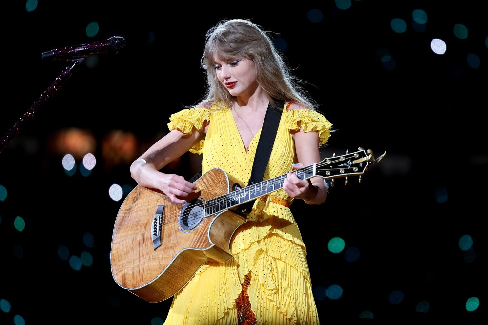 Taylor Swift Continues to Switch Up Acoustic Set, Plays Another Double Mash-Up at 3rd Sydney Concert