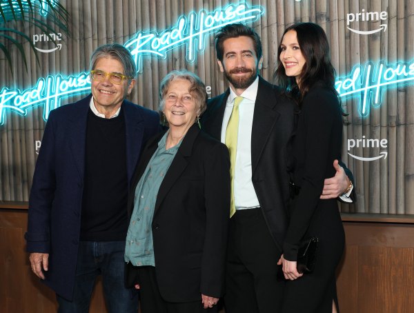 Jake Gyllenhaal Hits Road House Premiere With Girlfriend Jeanne Cadieu ...