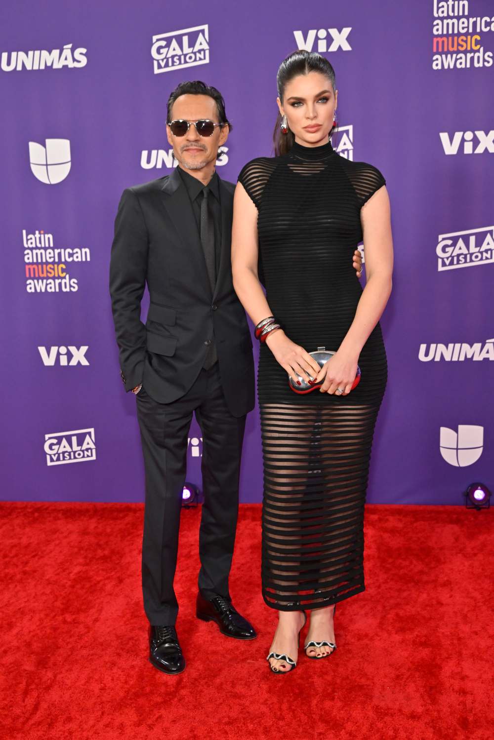 Marc Anthony y su esposa Nadia Ferreira en la alfombra de los Latin AMA's