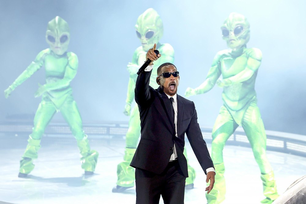 Will Smith trae de vuelta a los 'Hombres de Negro' para una actuación sorpresa durante el set de J Balvin en Coachella