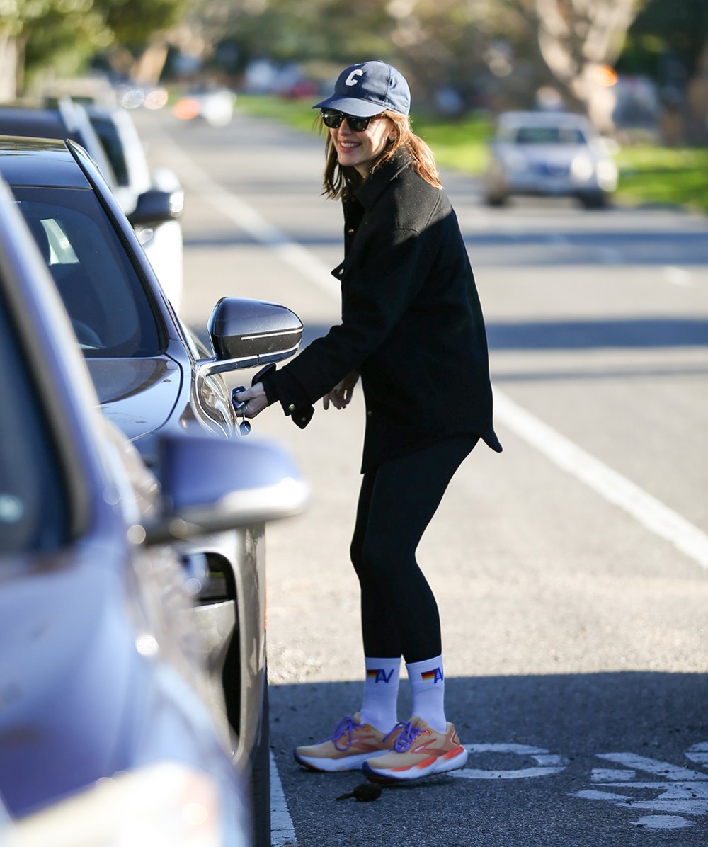Jennifer Garner wearing Brooks Glycerin 21 sneakers.