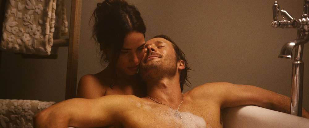 Adria Arjona dice que ella y Glen Powell filmaron escenas de sexo de Hit Men con dolor por erupciones locas