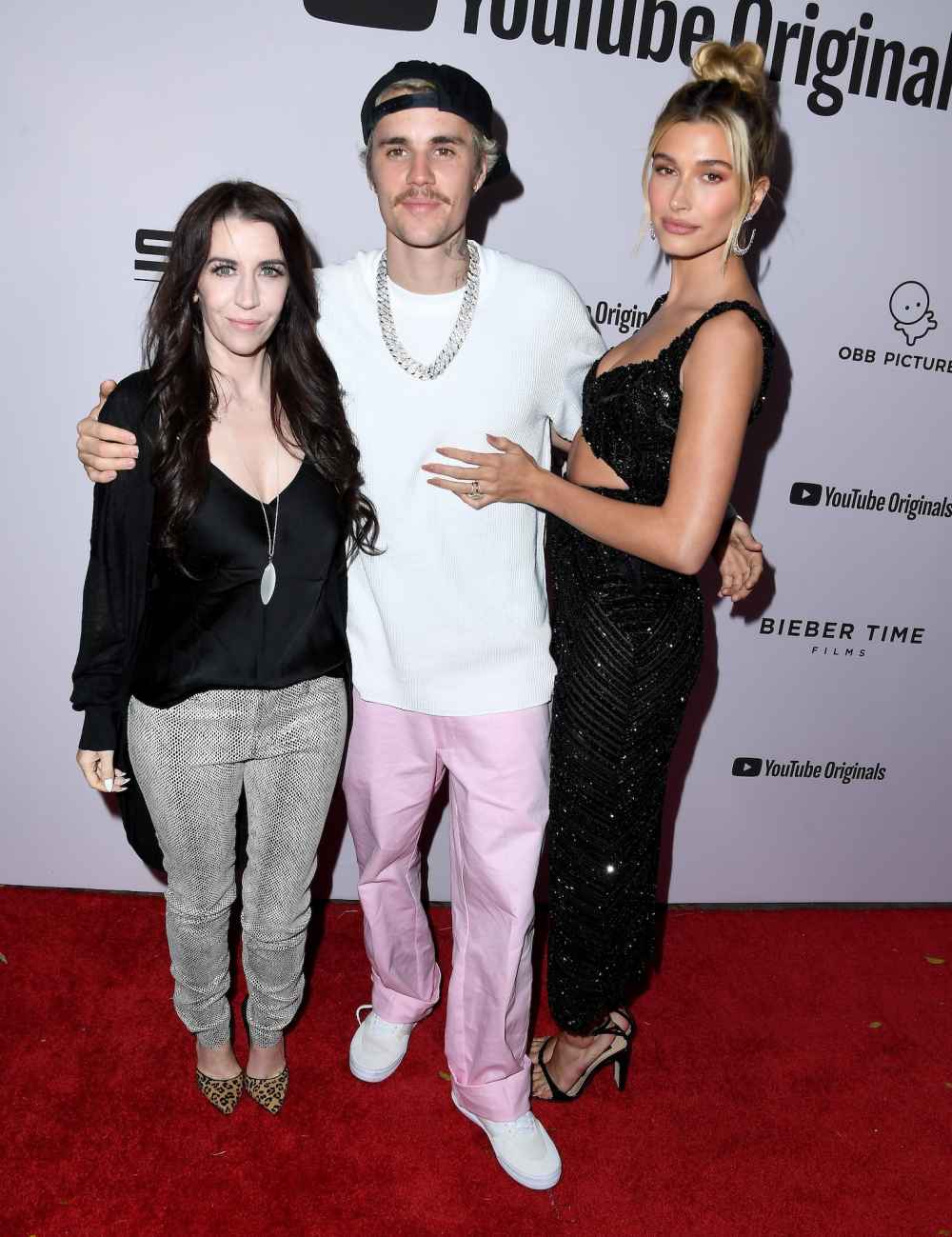 GettyImages-1202425524-Pattie-Mallette, Justin-Bieber y Hailey Bieber en el estreno de Justin Bieber Seasons