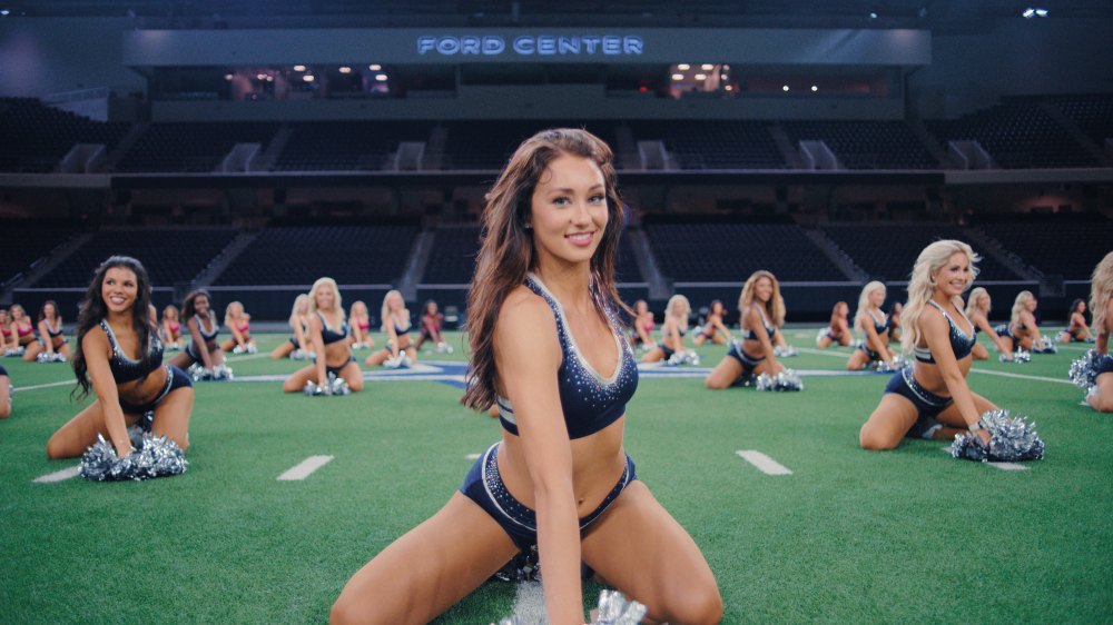 How Much Money Do NFL Cheerleaders Make During Football Season