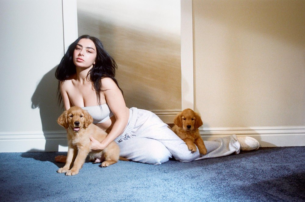 Charli XCX sube la temperatura en la nueva campaña de Skims