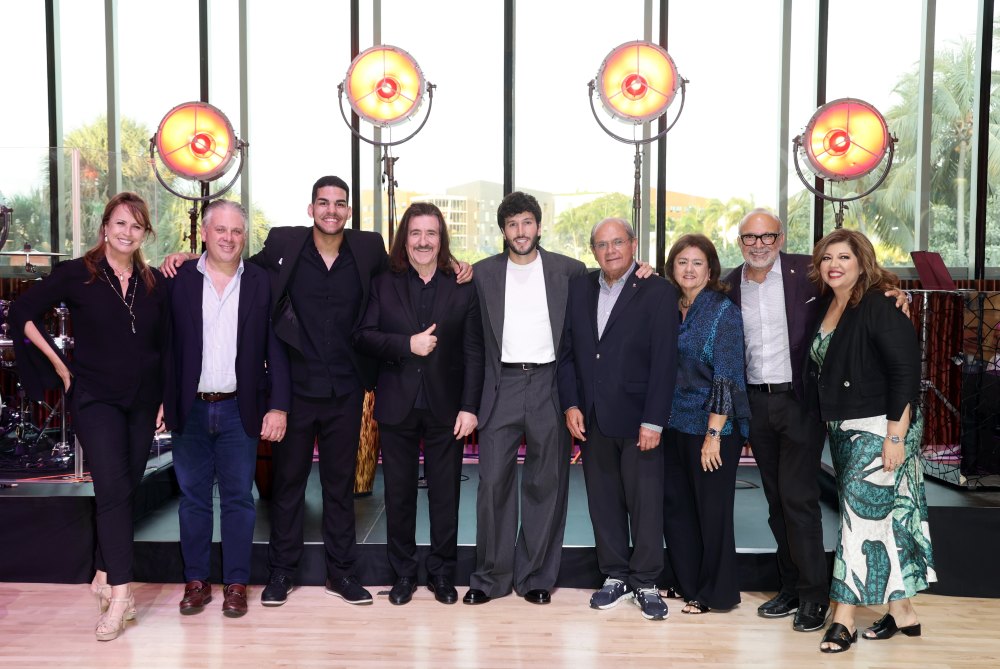 Mireya Cisneros, Nelson Albareda, Leo Luna Roblejo, Luis Cobos, Sebastián Yatra, Eduardo Hutt, Ginny Peirats, Manuel Abud y Raquel "Rocky" Egusquiza en Coral Gables, Florida.