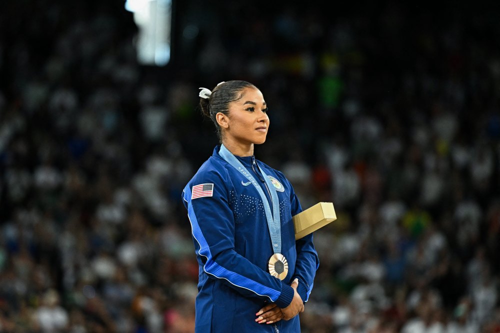 La medallista de bronce de EE. UU., Jordan Chiles, posa durante la ceremonia del podio para el evento de ejercicio de suelo de gimnasia artística femenina de los Juegos Olímpicos de París 2024 en la Arena Bercy en París, el 5 de agosto de 2024. (Foto por Gabriel BOUYS / AFP) (Foto por GABRIEL BOUYS/AFP via Getty Images)